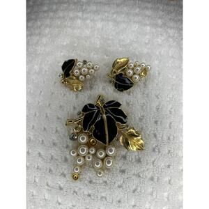 Vintage Crown Trifari Kuno Matsumoto Grap Leaf & Pearl Pin & Clip On Earrings